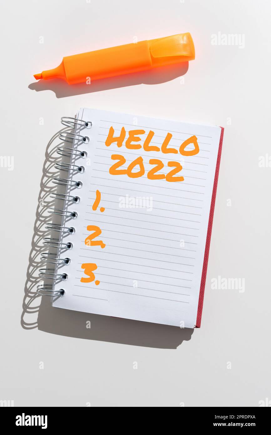 Konzeptionelle Darstellung Hallo 2022. Geschäftsansatz in der Hoffnung, dass das kommende neue Jahr ein Erfolg wird wichtige Ankündigungen auf Notebook mit Marker oben. Stockfoto