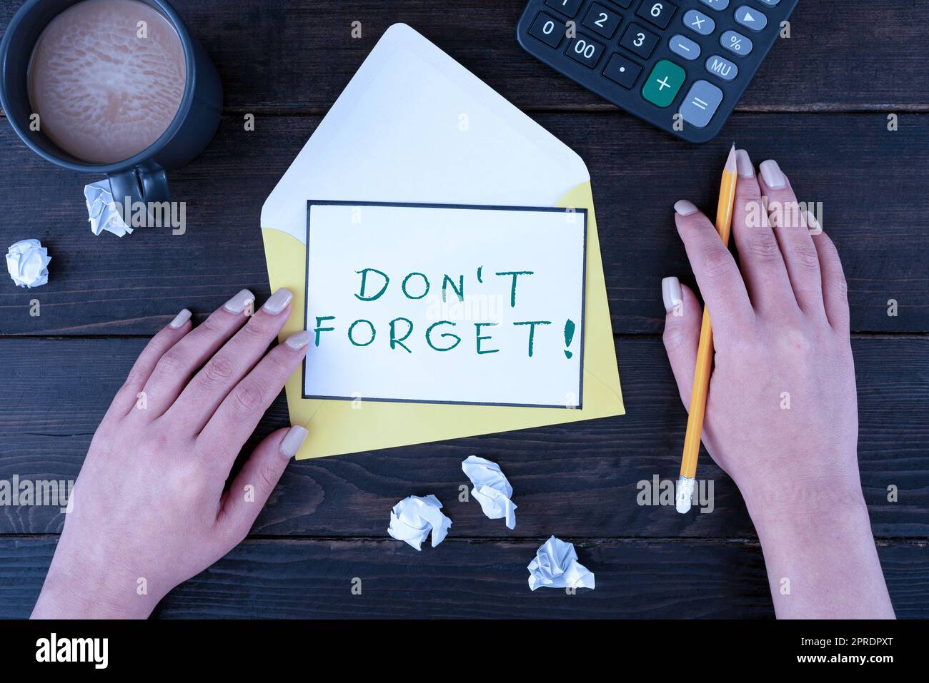 Schild mit der Aufschrift Don T not forget (nicht vergessen). Begriffliches Foto, das auswendig kennt Rückblick in den Geist fixieren Erinnerungsfrau mit leerem Brief, Kaffee und Schreibwaren über einem Holztisch auffrischen. Stockfoto