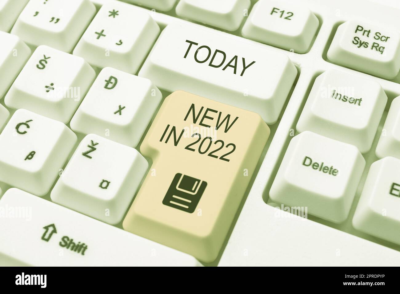 Schild mit der Anzeige „Neu in 2022“. Eine Übersicht über die Geschäfte mit frischen Dingen wurde in diesem oder im nächsten Jahr -48743 vorgestellt Stockfoto