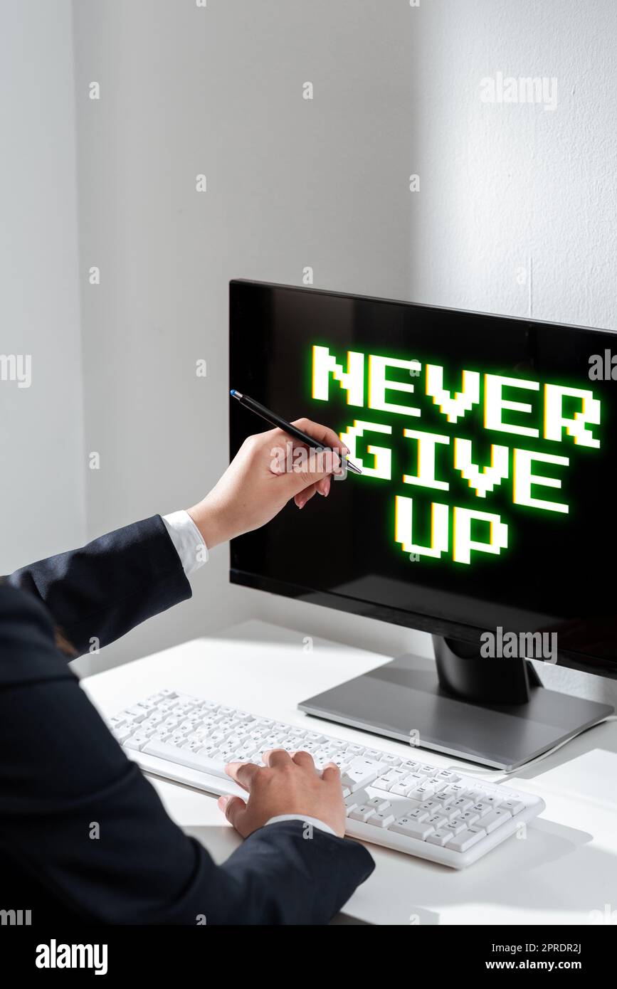 Die Inspiration zeigt das Schild „niemals aufgeben“. Internet Concept Versuchen Sie es weiter, bis Sie Ihren Träumen erfolgreich folgen Ziele Frau schreibt Updates auf Laptop und zeigt neue Ideen mit Stift. Stockfoto