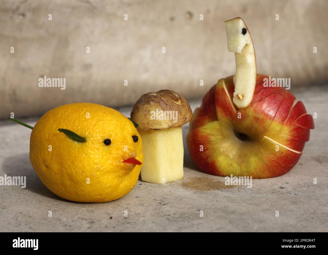 Tierförmige Dekorationen aus Obst und Gemüse Stockfoto