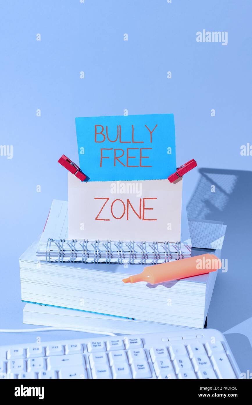 Schild mit der Aufschrift „Bully Free Zone“. Konzeptionelles Foto Respekt vor anderen Mobbing ist hier nicht erlaubt wichtige Mitteilungen, die auf einem Blatt Papier mit Büchern auf dem Schreibtisch präsentiert werden. Stockfoto