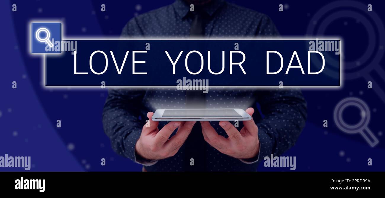 Begrifflicher Titel Love Your Dad (Liebe deinen Vater). Geschäftsidee Halten Sie gute Gefühle für Ihren Vater, der Emotionen liebt, Mann, der ein Tablet in der Hand hält, projiziert Eine Kamera, die kreative Fotografie zeigt. Stockfoto