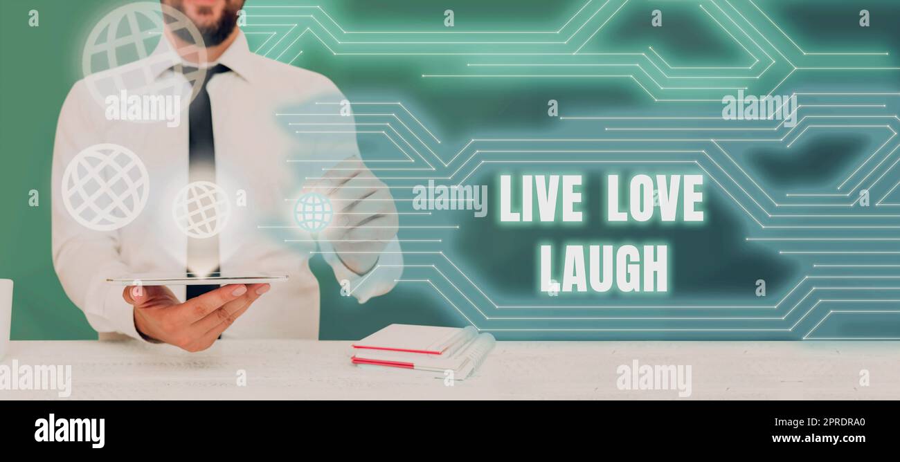 Schild mit Live Love Laugh. Geschäftskonzept Be Inspiration positiv Genießen Sie Ihren Tag mit Lachen guter Humor Geschäftsmann mit Tablet und der Präsentation von grausamen Botschaften im Büro. Stockfoto