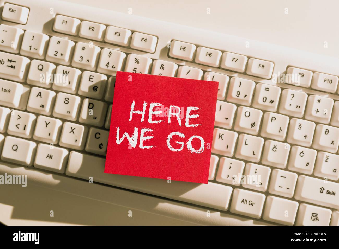 Konzeptionelle Beschriftung Hier geht's. Konzept bedeutet auf dem Weg sein, etwas zu tun Einen Plan zu starten wichtige Informationen, die auf dem Schreibtisch über der Tastatur geschrieben sind. Stockfoto