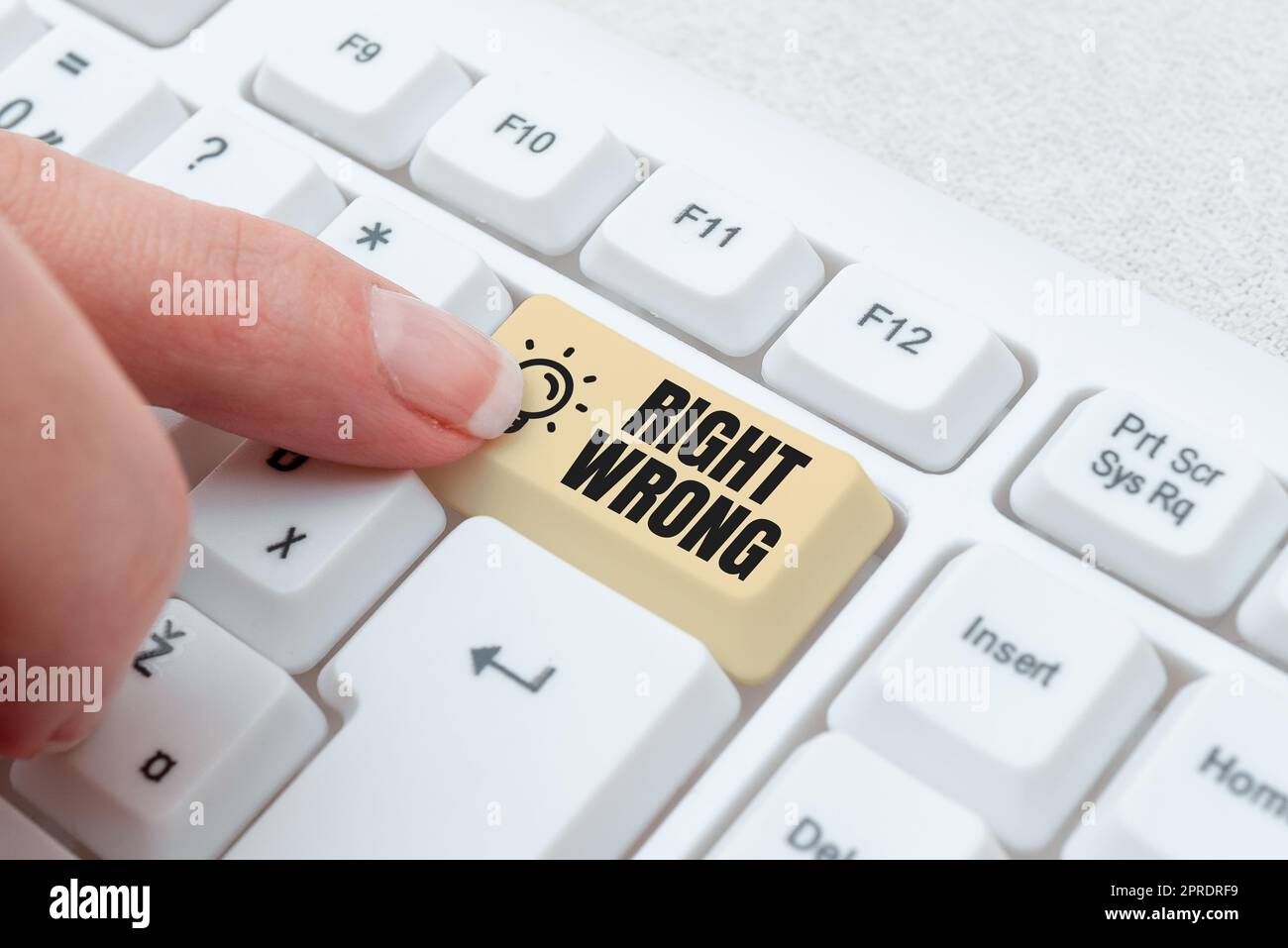 Konzeptionelle Darstellung richtig falsch. Geschäftsidee Wählen Sie zwischen zwei richtigen und schlechten Entscheidungen, um -48783 zu treffen Stockfoto