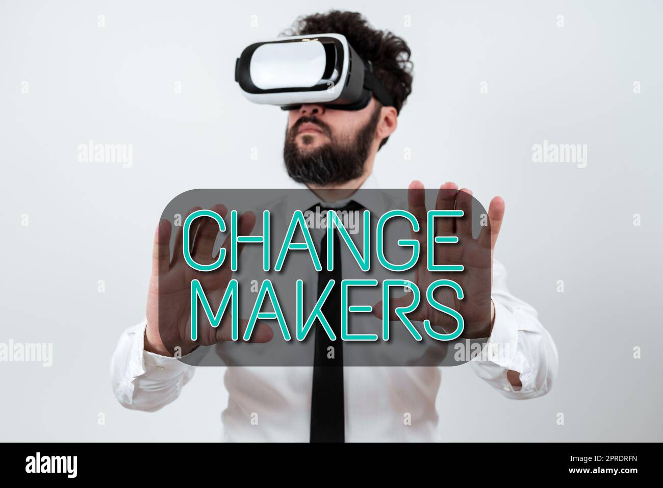 Konzeptionelle Darstellung von Change Makern. Konzeptfoto Young Turk Influencers Acitivists Urbanization Fashion Gen X man trägt VR-Brille und präsentiert wichtige Botschaften zwischen den Händen. Stockfoto