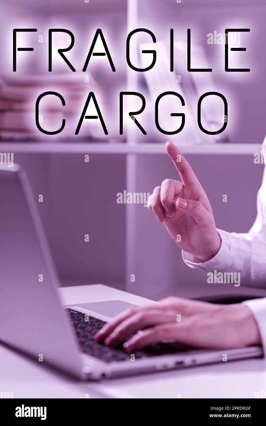 Begriffliche Beschriftung Fragile Cargo. Wort auf zerbrechlichem Griff mit Care Luftpolsterfolie Glass Hazardous Goods Frau schreibt Updates auf Laptop und zeigt mit einem Finger auf neue Ideen. Stockfoto