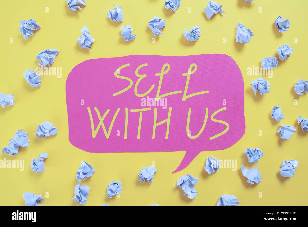 Handschrift-Schild "Sell With US". Internetkonzept Online-Verkaufsplattform sucht Verkäufer elektronischer Geschäftsverkehr Papierumschläge, die um die Sprechblase mit wichtigen Informationen gelegt werden. Stockfoto