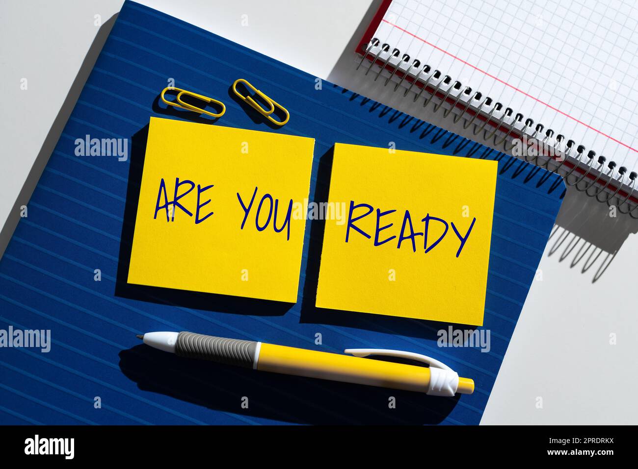 Handschriftlicher Text Are You Ready. Konzeptionelle Fotowarnung Vorbereitung Dringlichkeitsspiel Beeilen Sie sich, Wide Awake wichtige Nachrichten präsentiert auf zwei Haftnotizen auf dem Schreibtisch mit Notizbuch und Stift. Stockfoto
