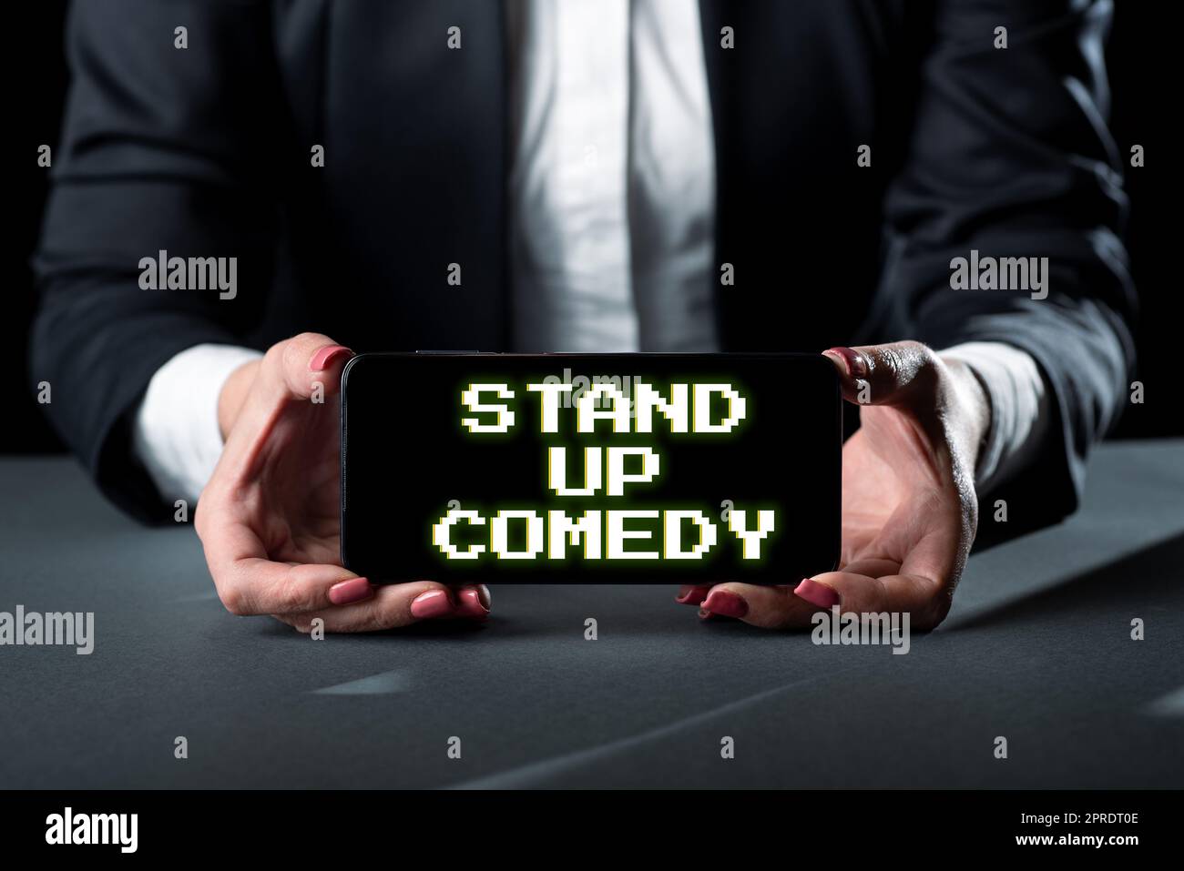 Schreiben mit Text Stand-Up-Comedy. Geschäftsidee Comedian, der vor dem Publikum spricht Mann mit einem Stift, der auf das ein-/aus-Symbol zeigt und Daten enthält. Stockfoto
