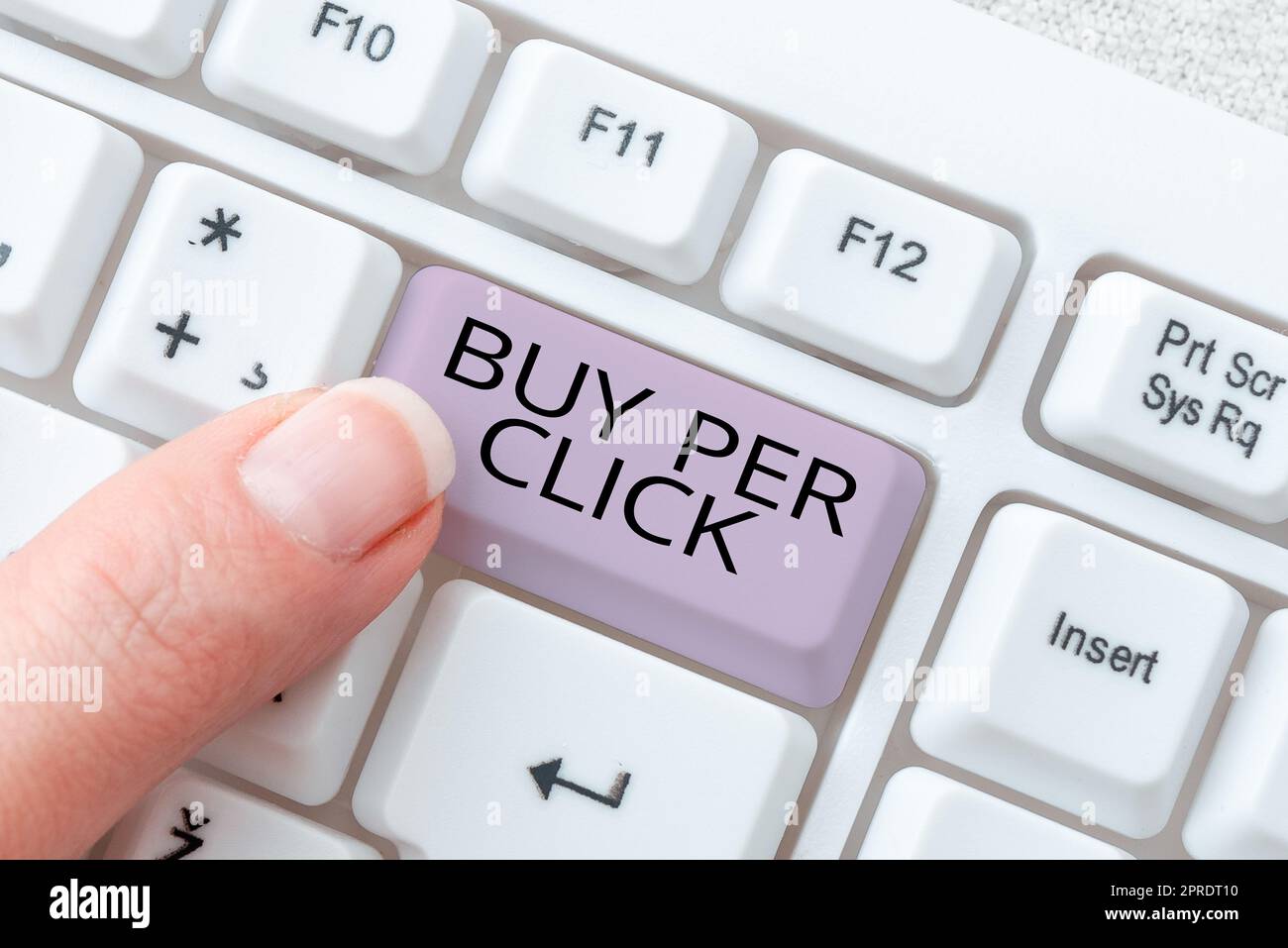Schild mit der Anzeige „Kaufen per Klick“. Konzeptfoto Online-Einkauf E-Commerce mit modernen Technologien für Geschäftsfrau, die eine Sprechblase mit wichtigen Botschaften hält. Stockfoto