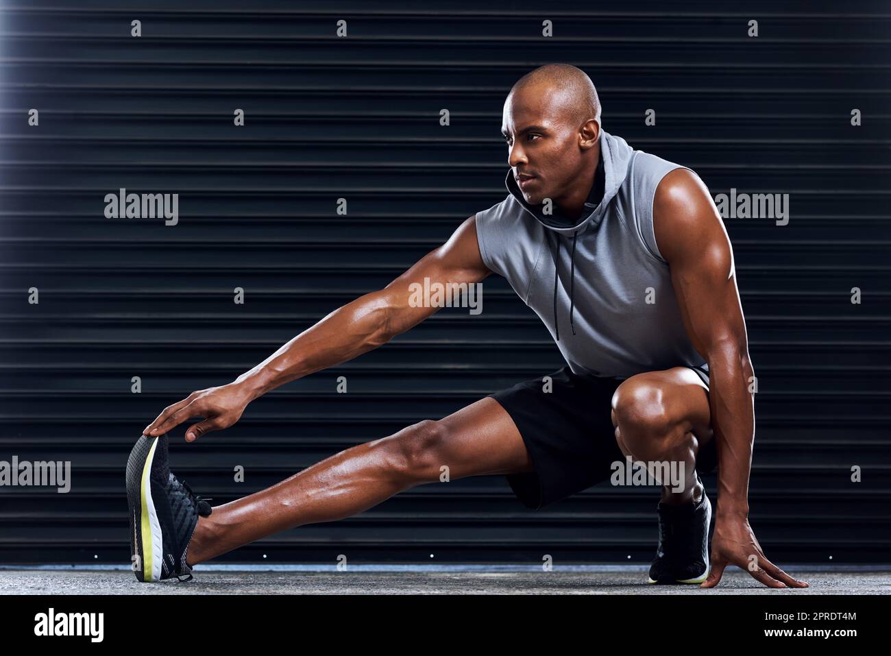 Leben Sie ein Leben, das es wert ist zu leben. Ein sportlicher junger Mann, der seine Bewegungsroutine übt. Stockfoto