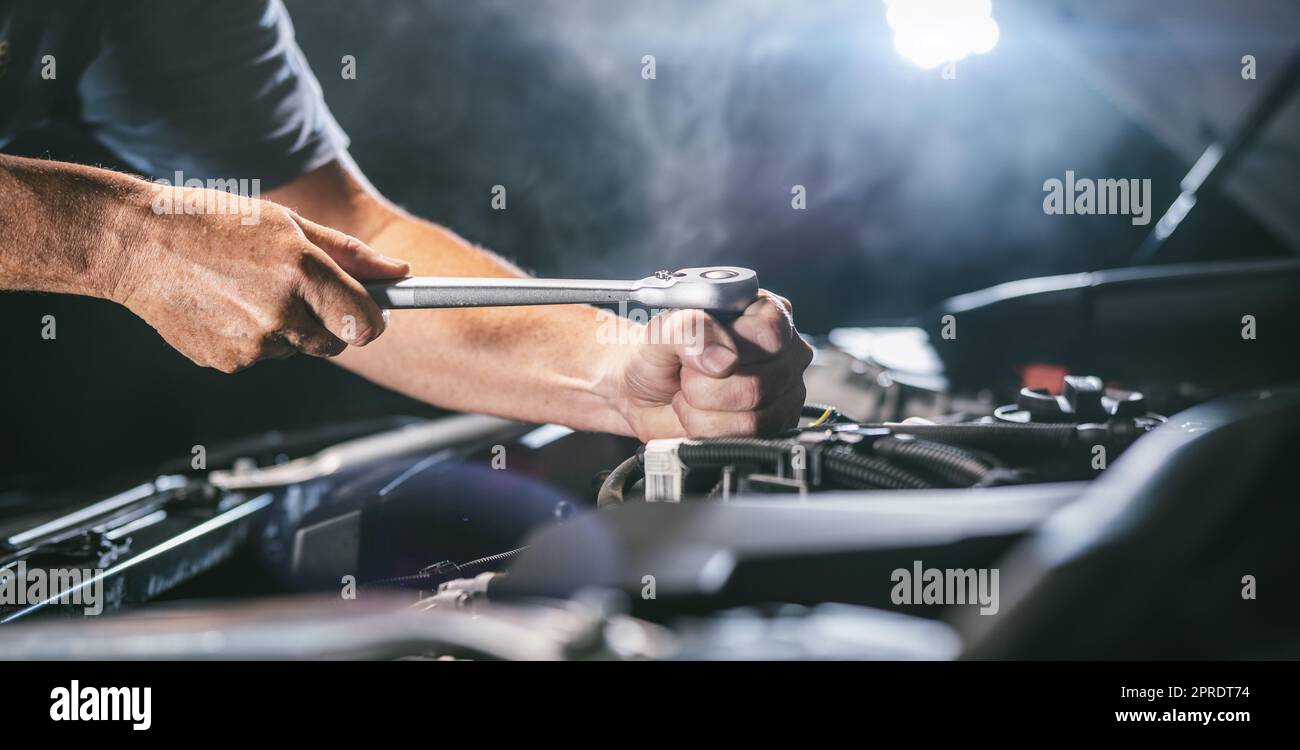 Automechaniker in der Garage arbeiten. Reparatur Service. Stockfoto