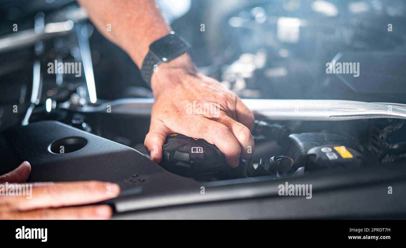 Automechaniker in der Garage arbeiten. Reparatur Service. Stockfoto