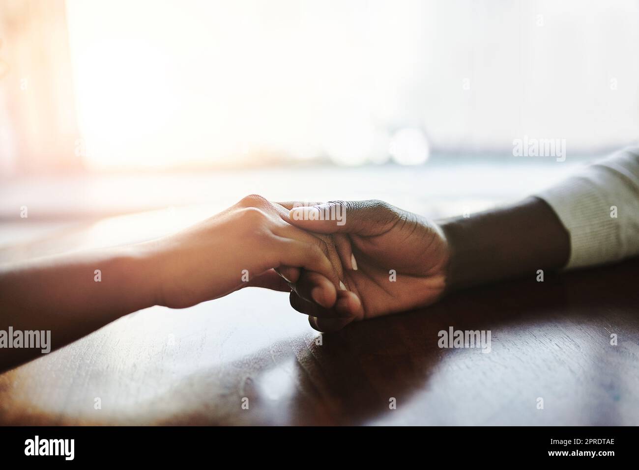 Hilfe, Liebe und Unterstützung eines Paares, das zu Hause bequem Hände hält. Romantische Menschen in einer fürsorglichen, liebevollen und liebevollen Beziehung, Einigkeit und Sorgfalt für Erleichterung bei der Nahaufnahme, im Hintergrund des Kopierraums. Stockfoto