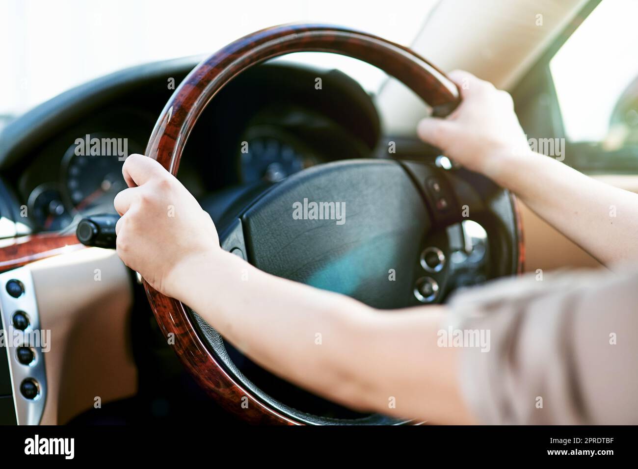 Hände eines Fahrers auf dem Lenkrad eines Autos für Reisen, Autofahrten oder Roadtrips. Fahren Sie mit dem Taxi, Taxi oder mit dem Fahrdienst. Nahaufnahme eines Limousinen-Chauffeurs, der Sicherheit praktiziert Stockfoto