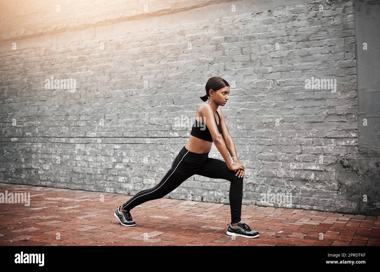 Eine sportliche junge Frau, die im Freien trainiert. Stockfoto