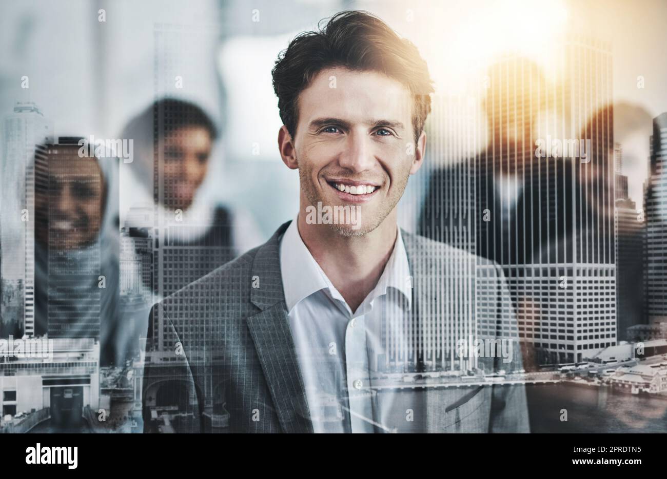 Diese Jungs haben Ihren Rücken. Porträt von selbstbewussten jungen Geschäftsleuten, die tagsüber bei der Arbeit mit gefalteten Armen im Büro stehen. Stockfoto