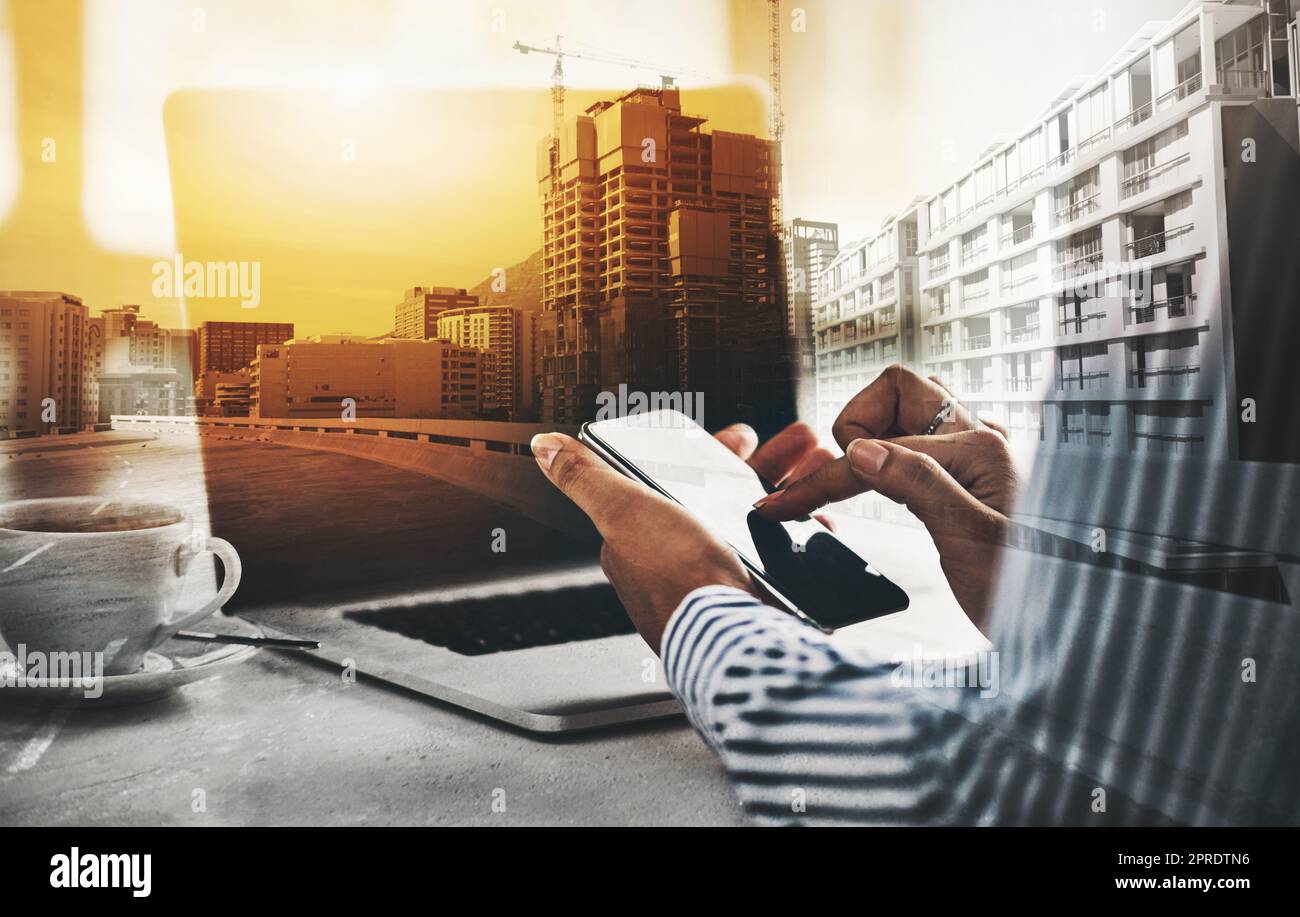 Shes ist immer ein Teil von dem, was in der digitalen Welt passiert. Nahaufnahme einer unkenntlichen Geschäftsfrau, die in einem Büro ein Mobiltelefon benutzt. Stockfoto