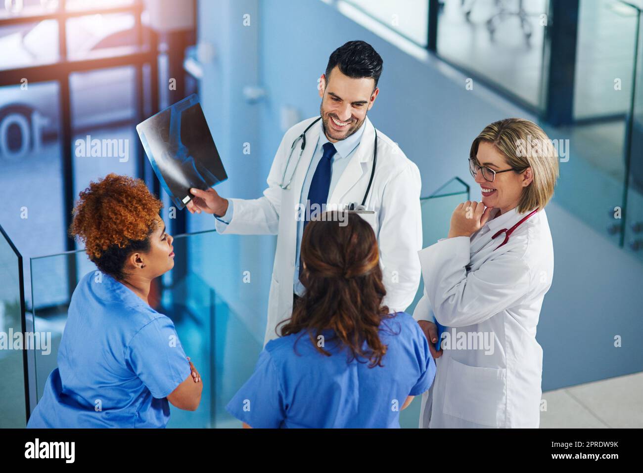 Teamarbeit ermöglicht es ihnen, die beste Behandlung zu finden. Eine Gruppe von Ärzten, die Röntgenaufnahmen in einem Krankenhaus analysieren. Stockfoto