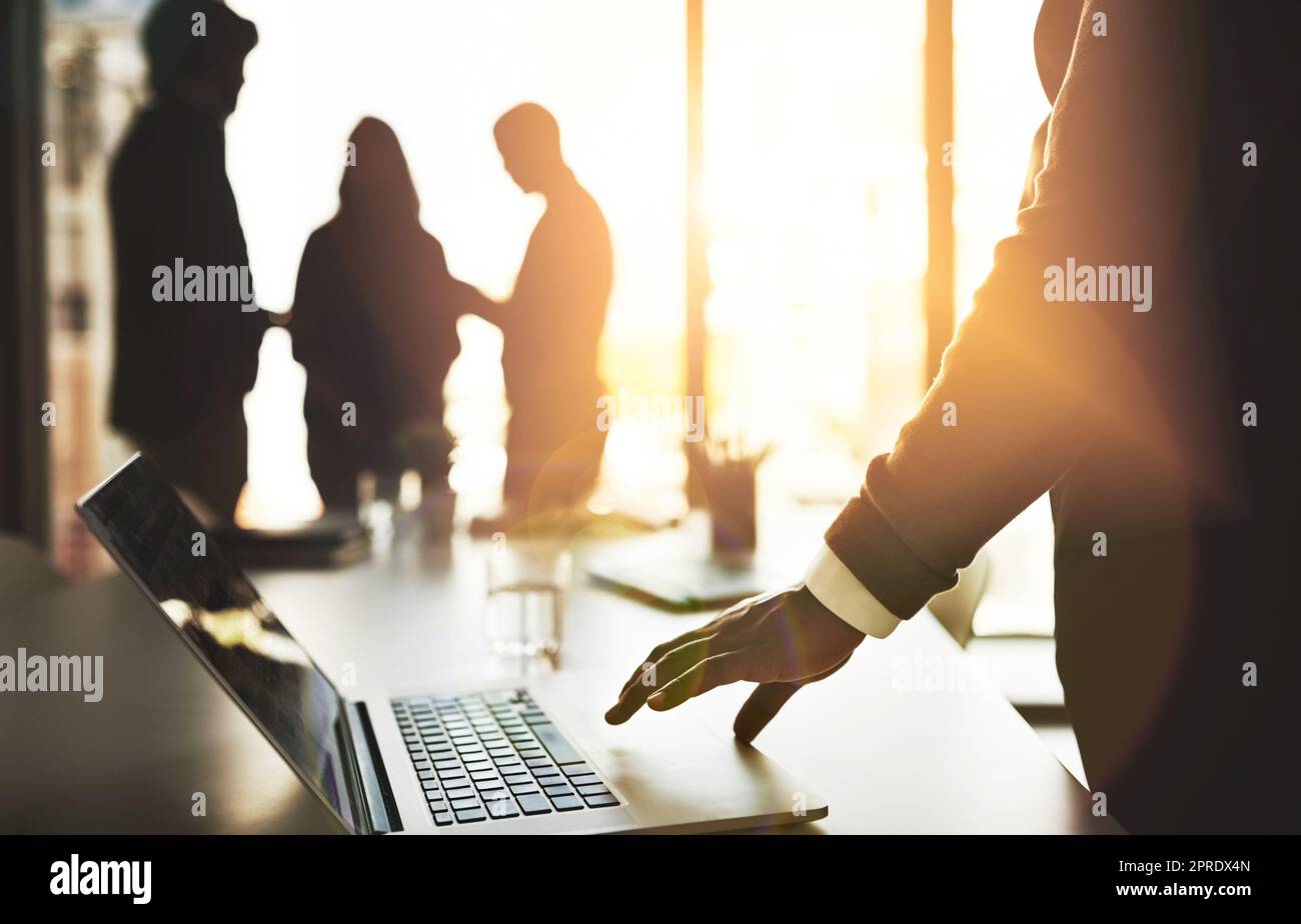 Manager mit Laptop, Teamleiter und Chef bereiten sich auf Gruppenbesprechungen, Planung und Innovation mit Technik vor. Silhouette von Kollegen, die auf den Beginn des Gesprächs im Vorstandssaal warten Stockfoto