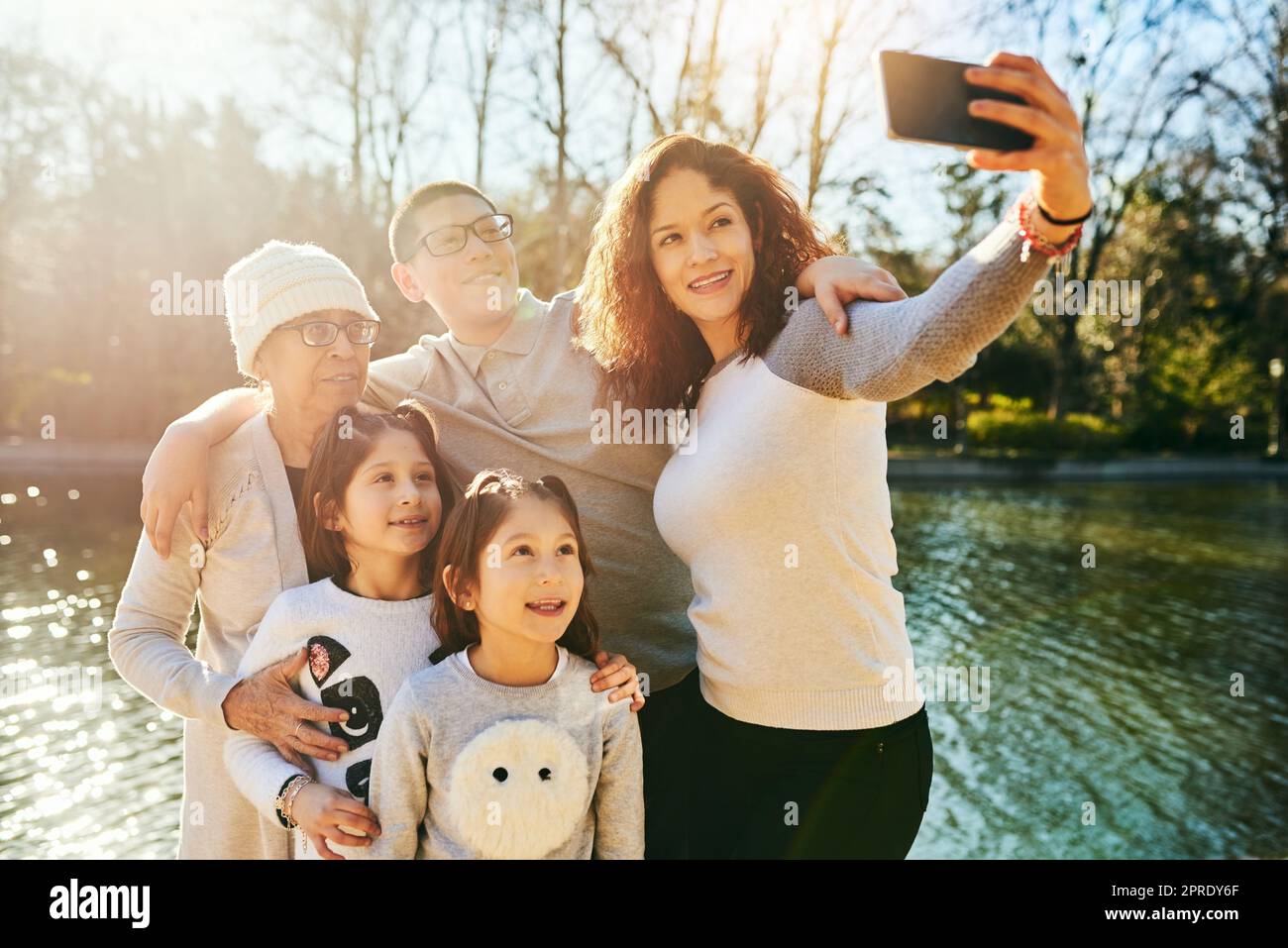 Sie wissen nicht, wie viele Momente Sie haben, fangen sie ein. Eine glückliche Familie verbringt Zeit zusammen im Freien. Stockfoto