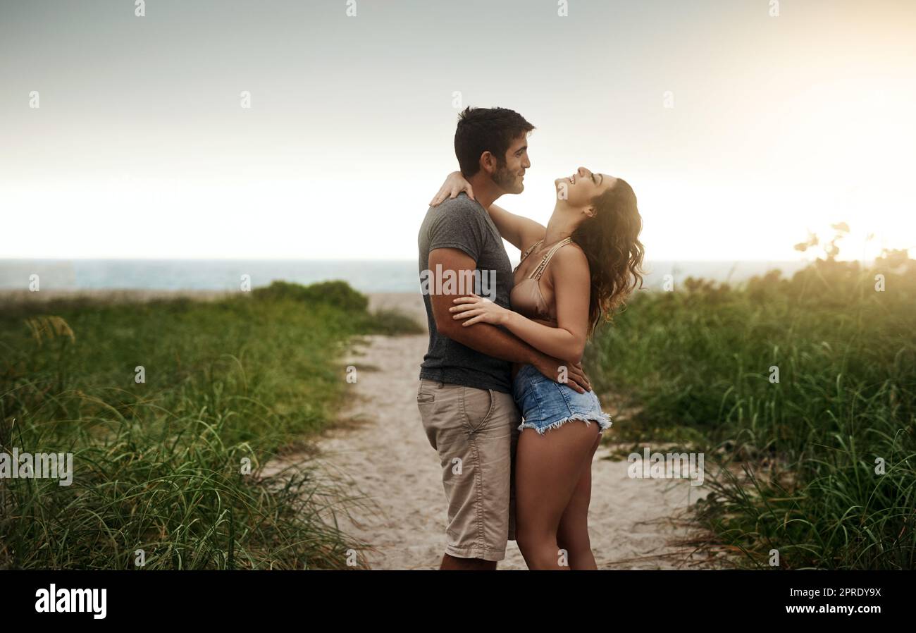 Leben, lieben, lachen. Ein junges Paar, das einen romantischen Tag am Strand verbringt. Stockfoto