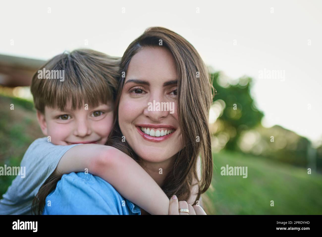 Mama wird immer da sein, um sich um ihn zu kümmern und ihn zu beschützen. Porträt einer Mutter, die sich im Freien mit ihrem kleinen Sohn verbunden hat. Stockfoto