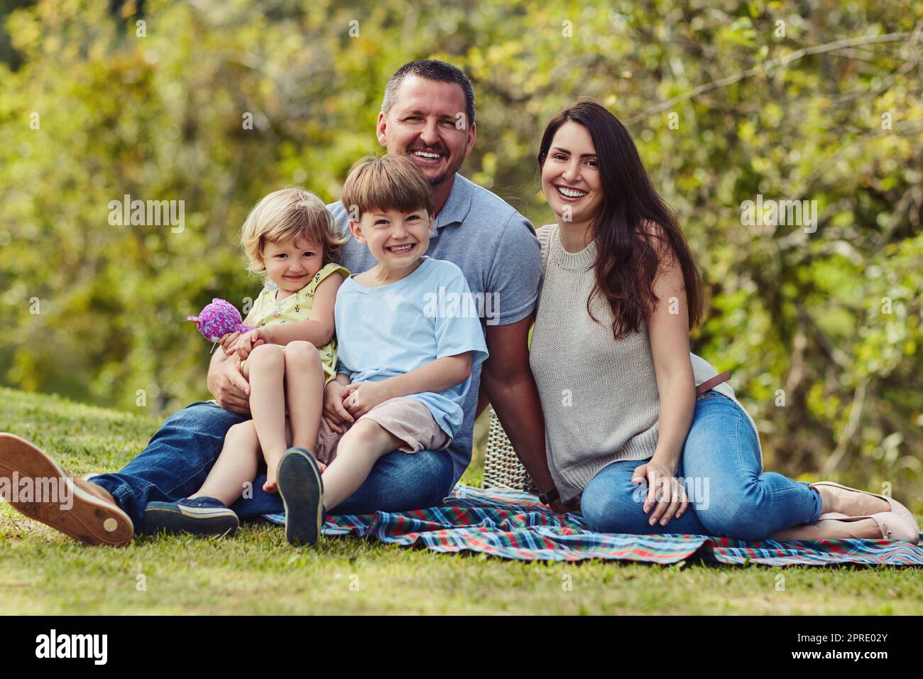 Familienzeit bedeutet für uns die absolute Welt. Porträt einer glücklichen Familie, die sich im Freien verbindet. Stockfoto