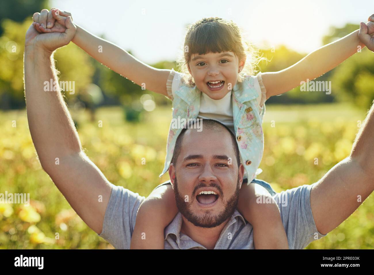 Als du bei der Elternschaft siegreiche. Ein entzückendes kleines Mädchen und ihr Vater spielen zusammen im Park. Stockfoto