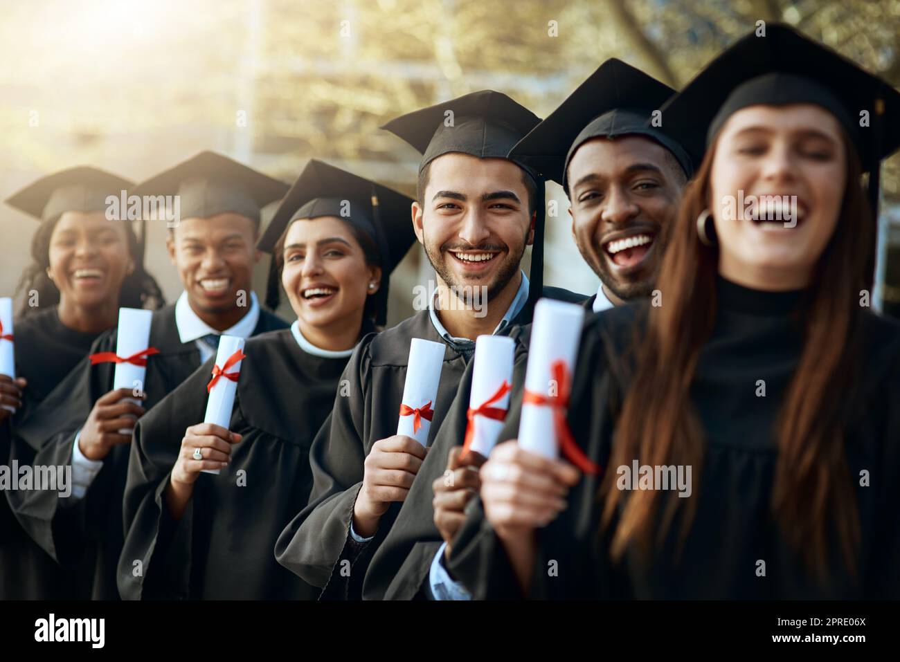 Erfolg gehört uns. Porträt einer Gruppe junger Studenten, die am Abschlusstag ihre Diplome abhielten. Stockfoto