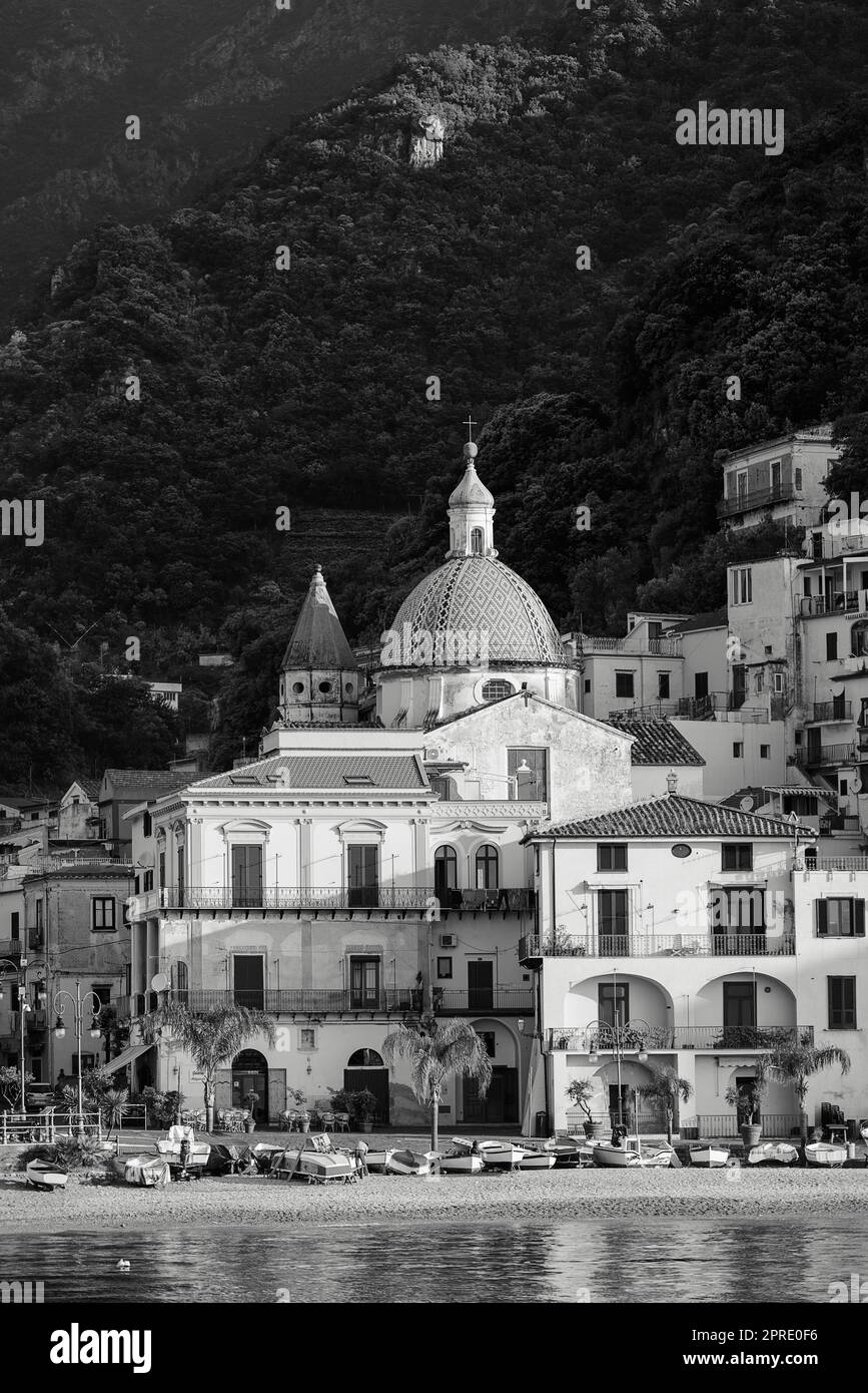 In der Seestadt Cetara an der Amalfiküste, berühmt für Sardellen und die Farben der Gebäude, Salerno, Amalfiküste, Positano. Stockfoto