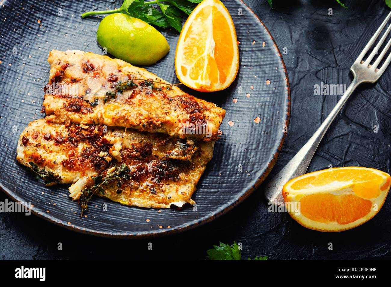 Gebratene Fischfilets in Orangenöl. Stockfoto