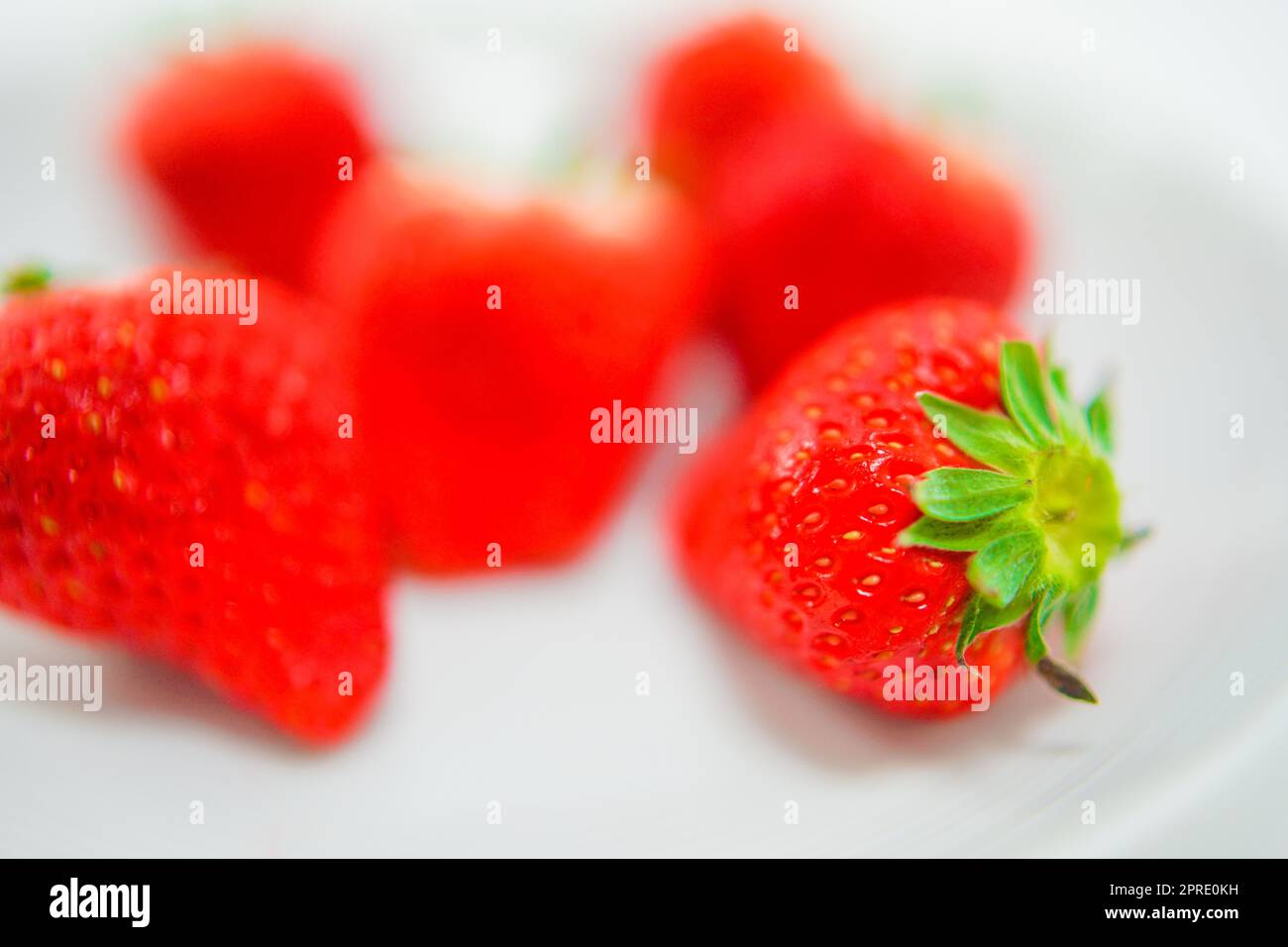 Frische Erdbeer- und Weißgerichte Stockfoto