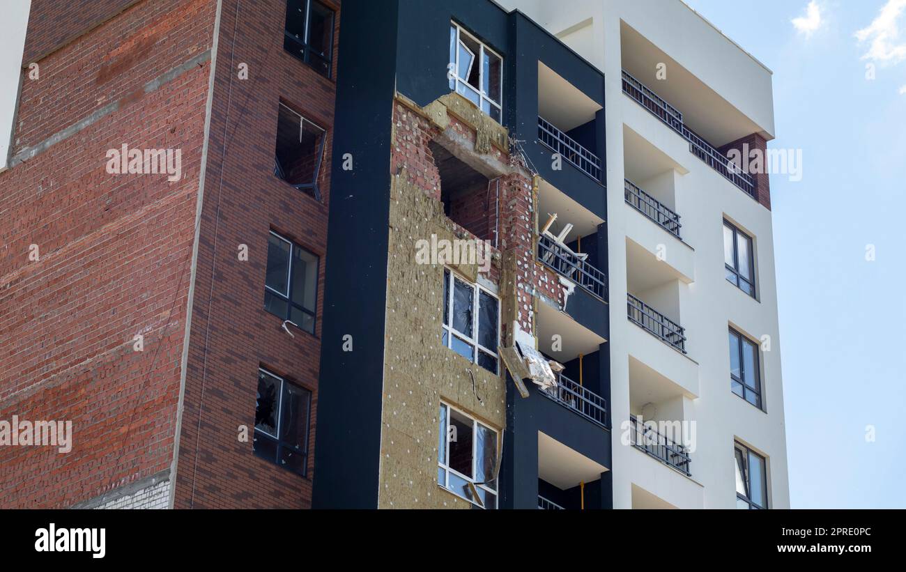 Ein Wohngebäude wurde von einer Rakete beschädigt. Löcher aus Muscheln in einem mehrstöckigen Gebäude. Folgen des Krieges mit Russland. Ukraine, Irpin - 24. Mai 2022. Stockfoto