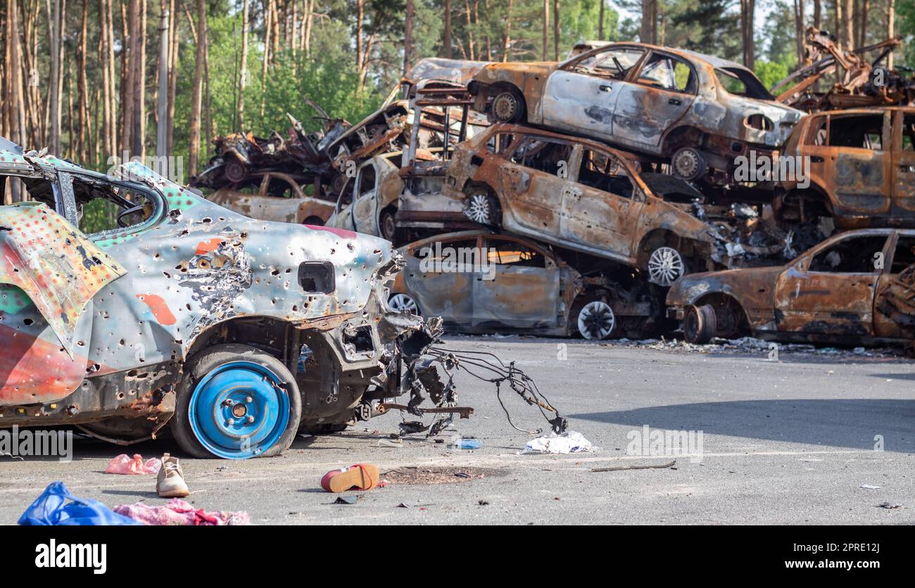 Erschossen, beschädigte Autos während des Krieges in der Ukraine. Das Zivilauto wurde beschädigt. Schrapnell und Einschusslöcher in der Karosserie. Das Auto ist voller Kugeln. Einschusslöcher und Schalenfragmente. Stockfoto