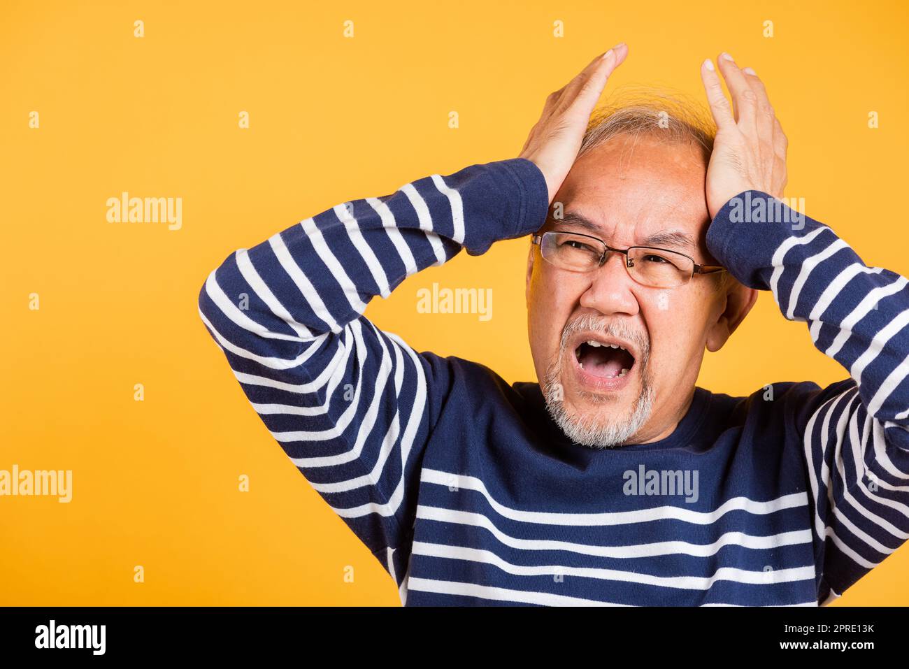 Asiatischer älterer Mann Hände mit Kopf und Ohren, die an Kopfschmerzen leiden Stockfoto