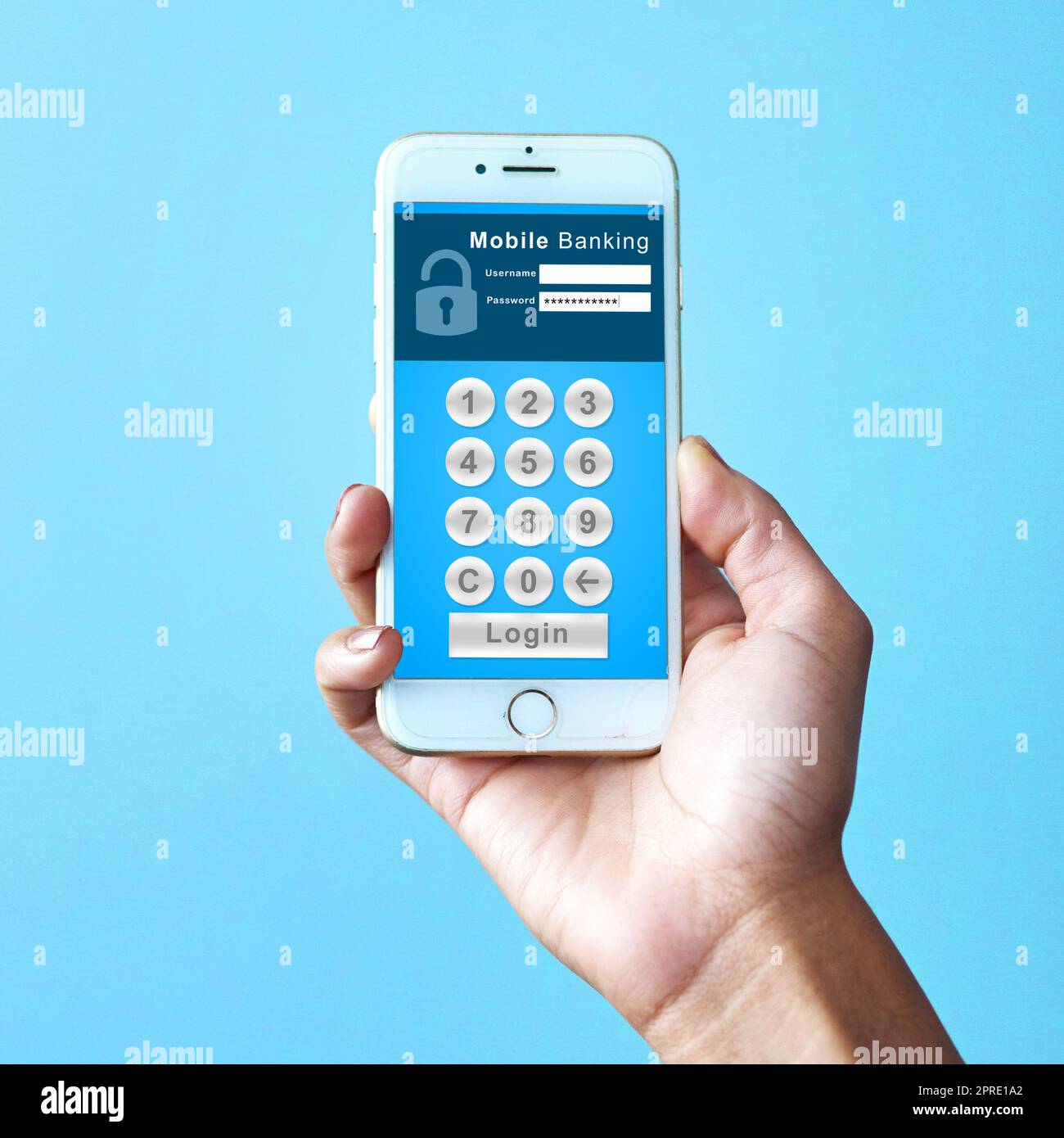 Zahlen Sie Ihre Konten über Ihr Handy. Studiofoto einer unbekannten Frau, die ein Handy in der Hand hält und eine Internet-Banking-Webseite vor blauem Hintergrund zeigt. Stockfoto