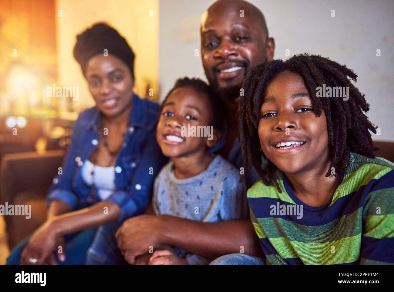 Glückliche Familie von vier Kindern. Eine vierköpfige Familie verbringt den Tag zu Hause. Stockfoto
