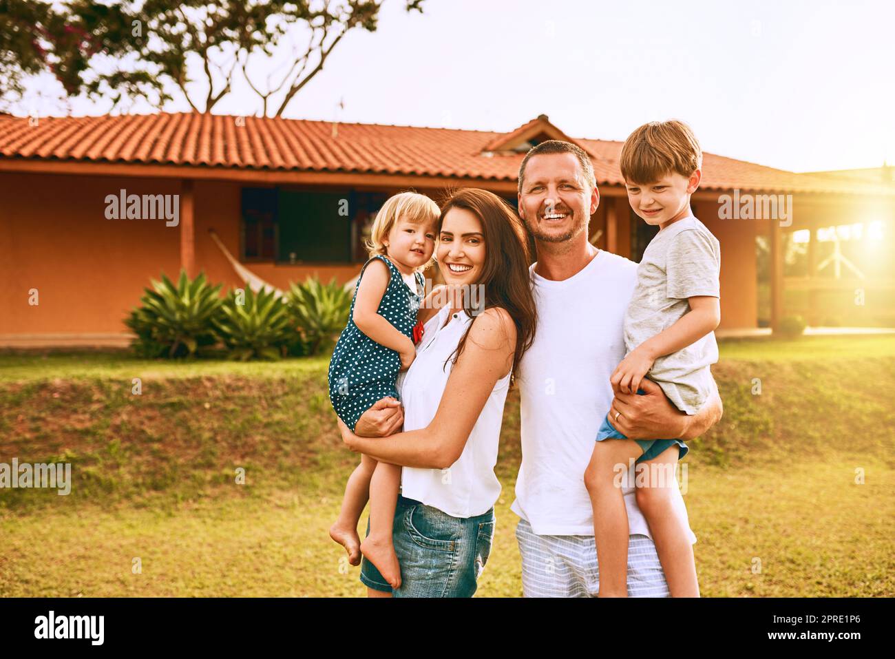 Familienzeit ist die glücklichste Zeit. Eine junge Familie verbringt Zeit zusammen im Freien. Stockfoto