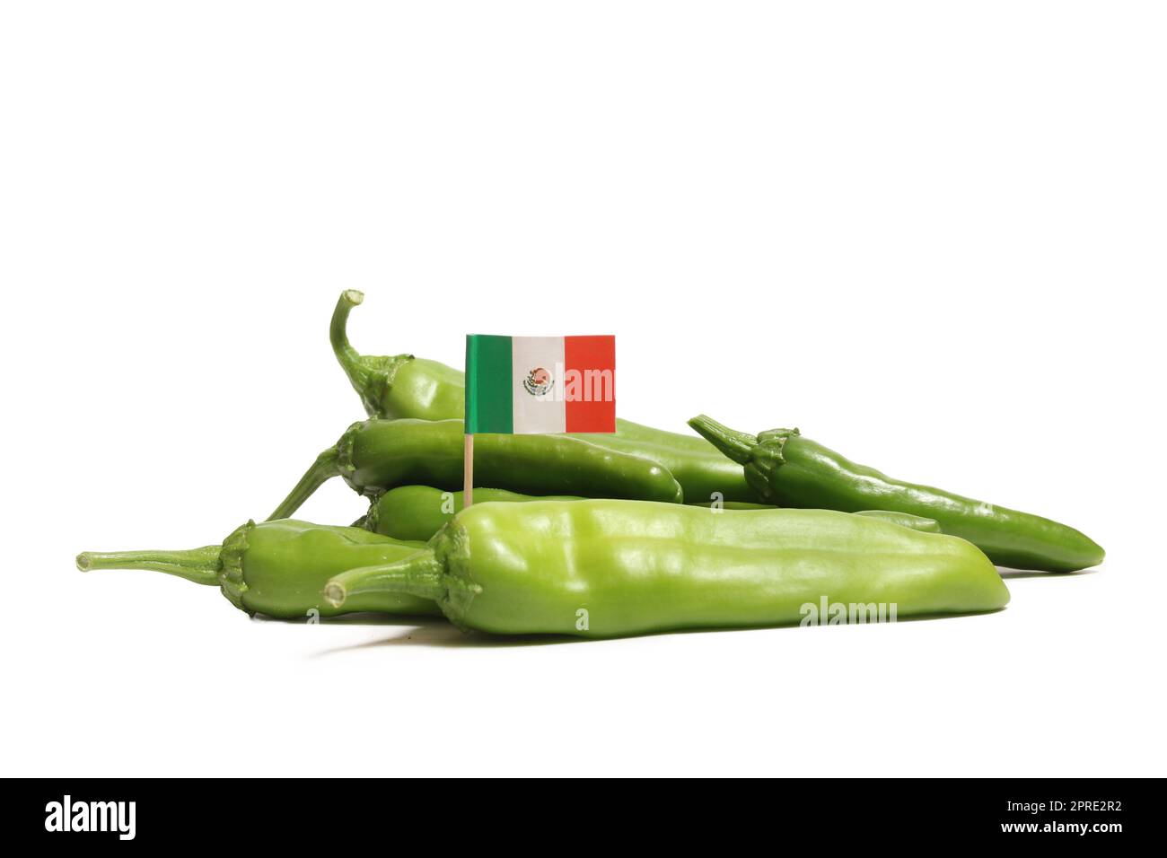 Grüne Chili-Paprika mit der Flagge Mexikos isoliert auf weißem Hintergrund Stockfoto