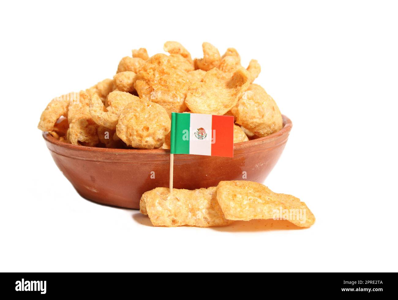 Schale mit gebratenen Schweinsschalen mit Flagge Mexikos isoliert auf weißem Hintergrund Stockfoto