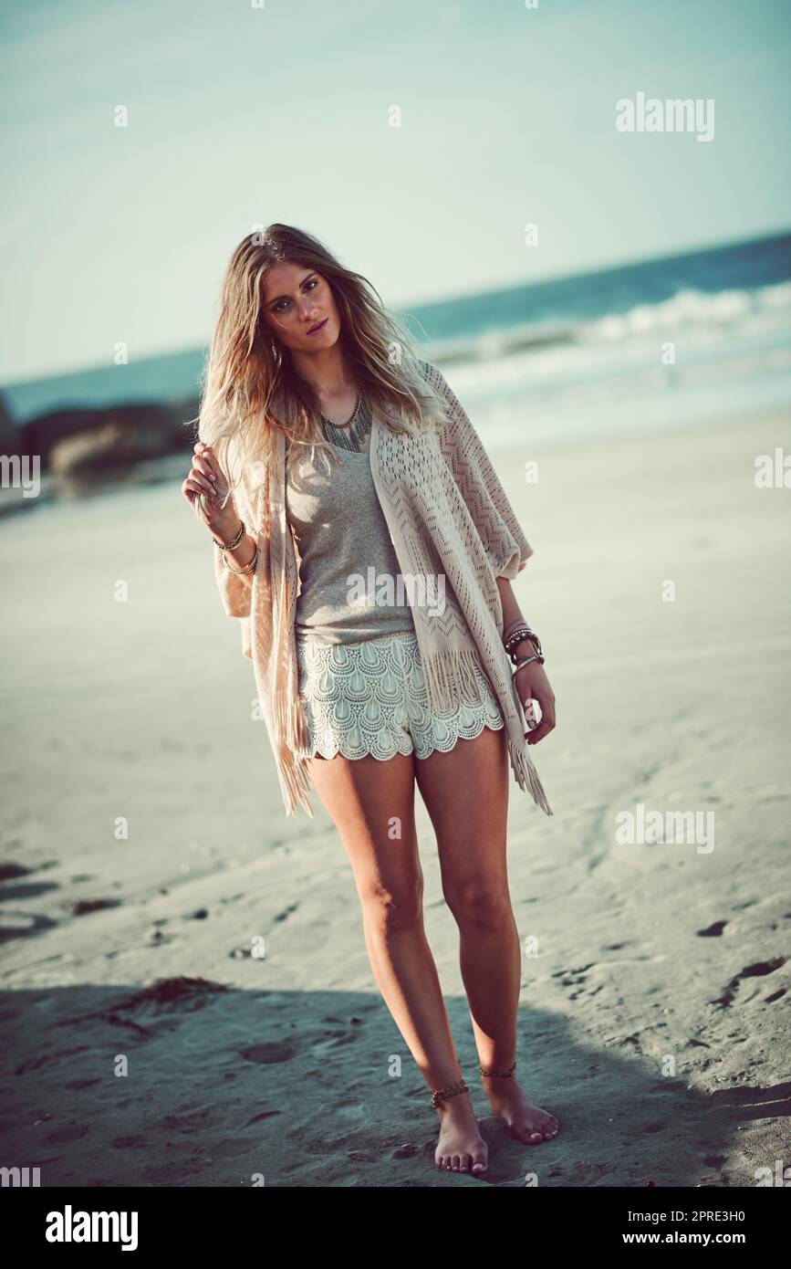 Kommen Sie immer bequem zum Strand. Eine attraktive junge Frau, die einen Tag am Strand verbringt. Stockfoto