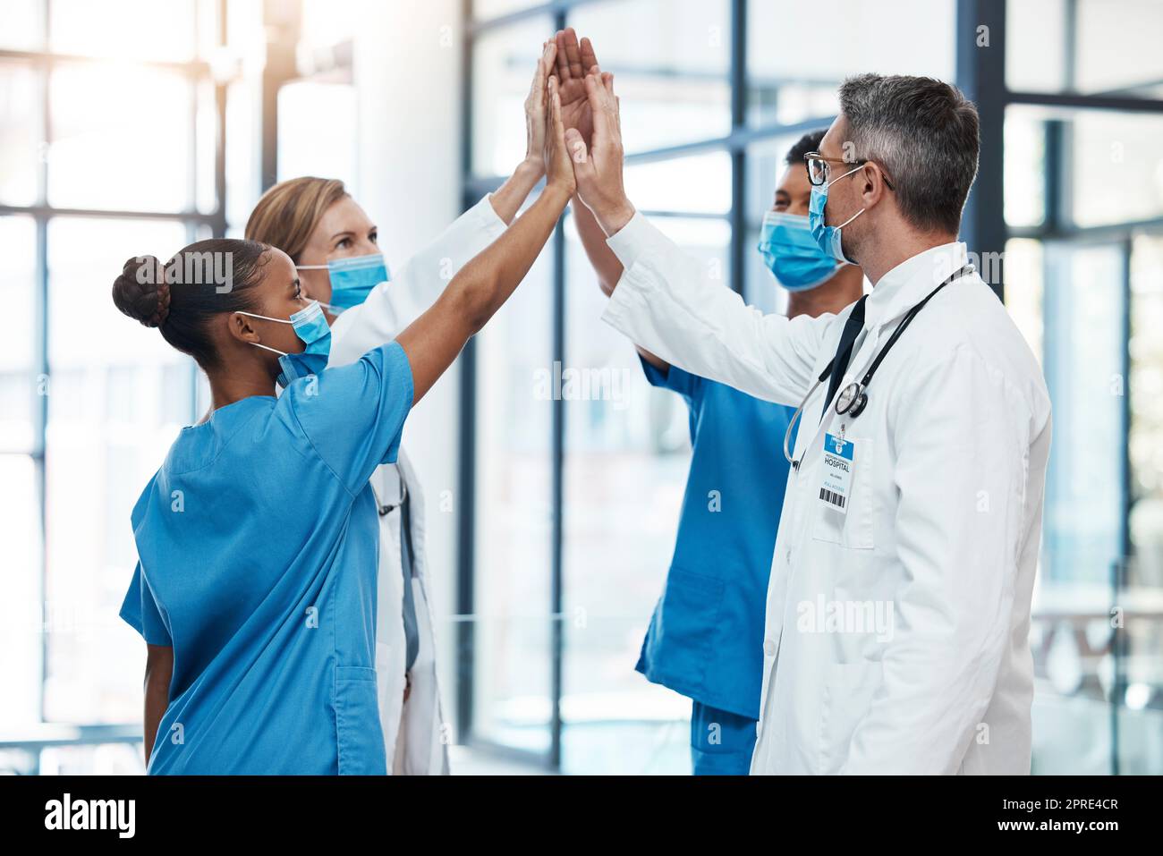 Covid Ärzte und Krankenschwestern High Five für Teamwork Erfolg, Zusammenarbeit und Unterstützung in einem Krankenhaus. Motivation, Einheit und Gemeinschaft für medizinisches und medizinisches Fachpersonal, bereit, als Team zusammenzuarbeiten Stockfoto