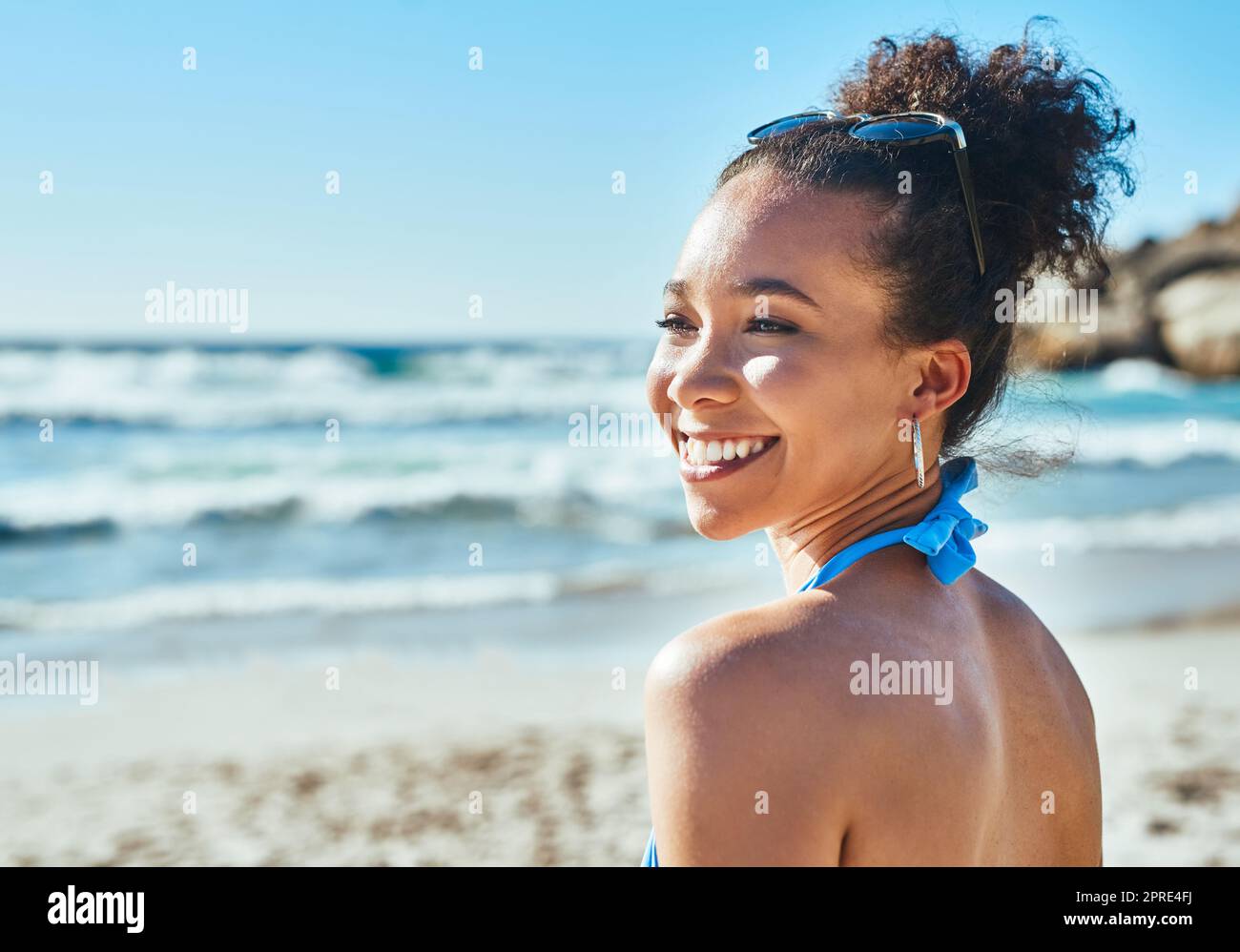 Strandtage, auch bekannt als die besten Tage. Eine schöne junge Frau genießt einen Sommertag am Strand. Stockfoto