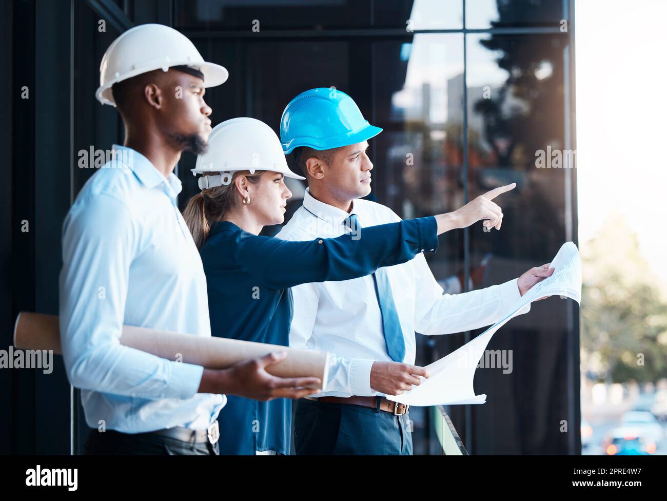 Aufbau, Architektur und Management der Projektplanung. Blueprint, Design und Ingenieure treffen sich, um die Arbeitsstrategie zu besprechen. Professionelles Team, Führung und Effizienz auf der Baustelle. Stockfoto