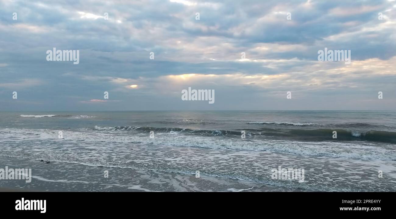 Meereshintergrund: Meer, Himmel mit Wolken, Sandstrand Stockfoto