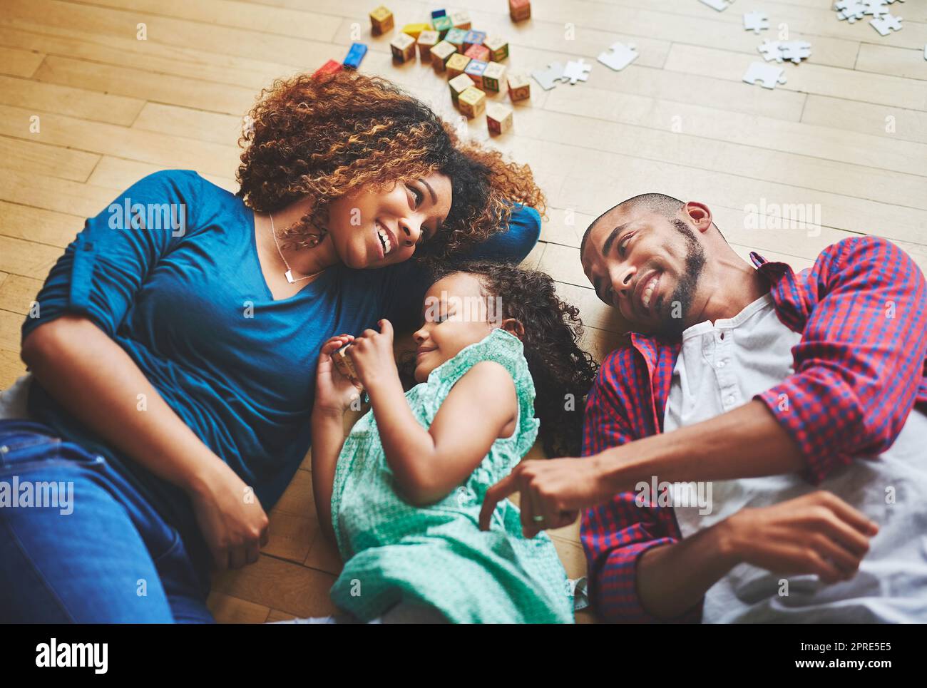 Nichts schlägt das Kichern und das Kuscheln. Eine dreiköpfige Familie verbringt viel Zeit miteinander. Stockfoto