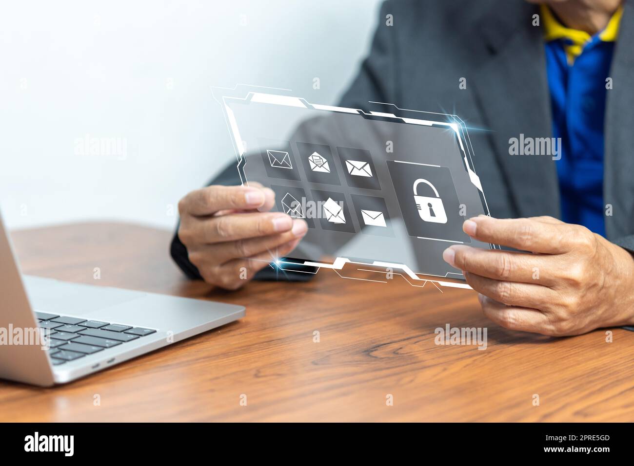 Netzwerk der Cyber-Sicherheit. Internet-Technologie-Vernetzung und das Vorhängeschloss-Symbol E-Mail-Datenbank-Informationen online. Stockfoto